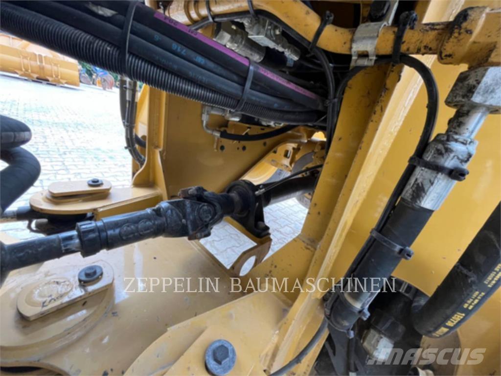 CAT 926M لوادر بعجل