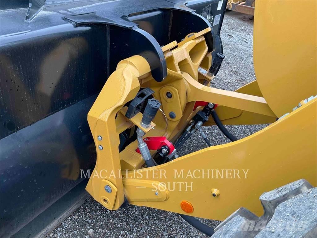 CAT 926M لوادر بعجل