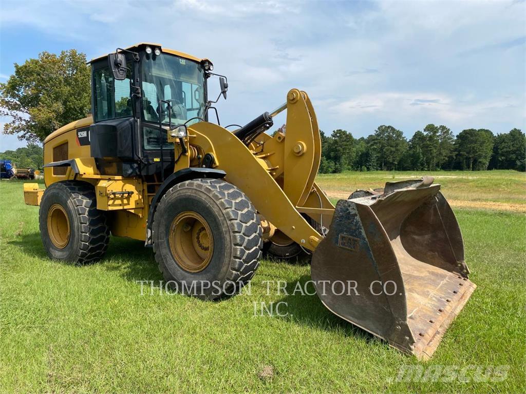 CAT 926M لوادر بعجل