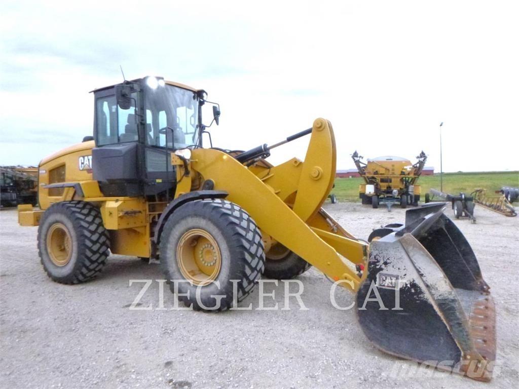 CAT 926M لوادر بعجل