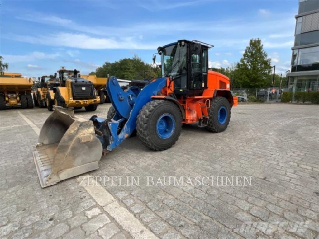 CAT 926M لوادر بعجل