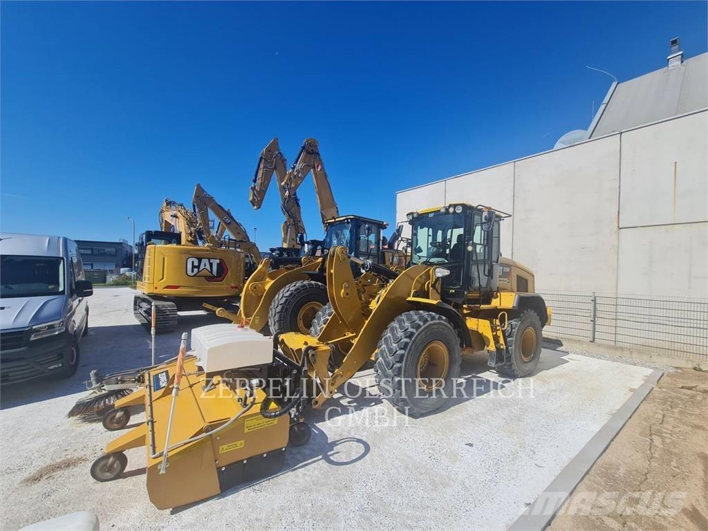 CAT 926M لوادر بعجل