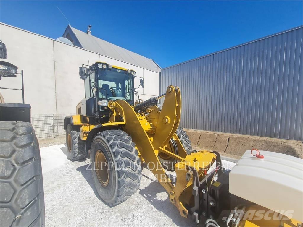 CAT 926M لوادر بعجل
