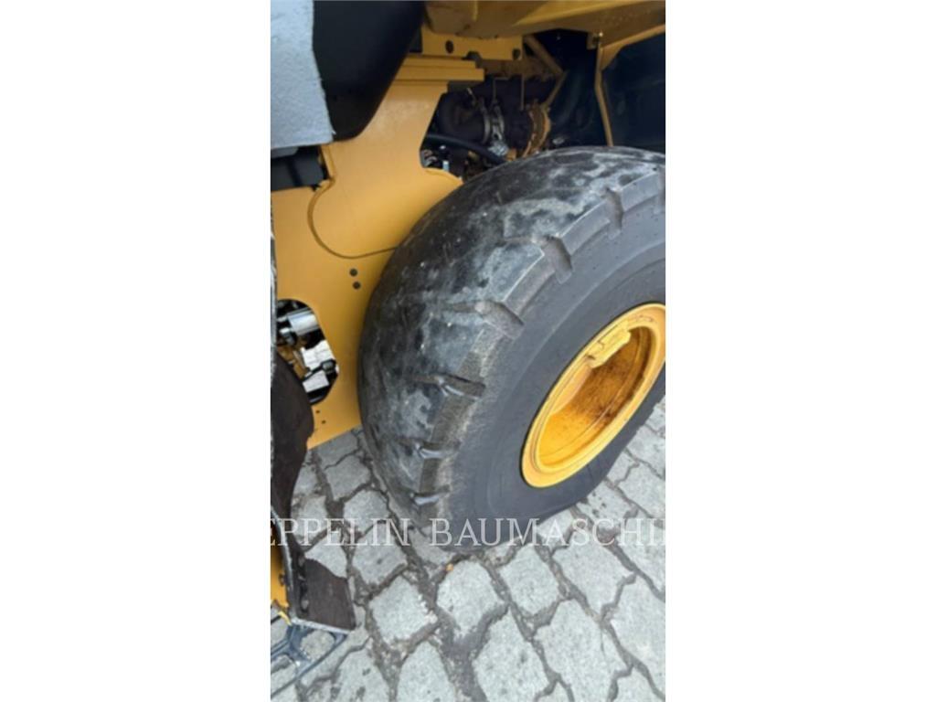 CAT 926M لوادر بعجل