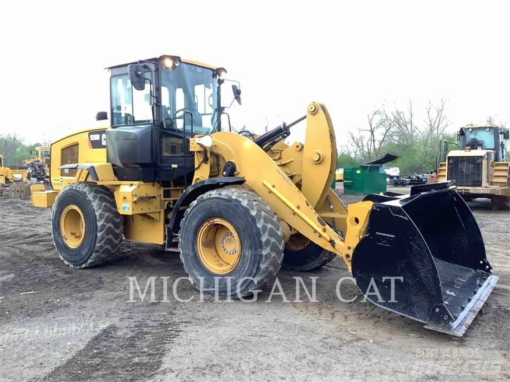 CAT 926M Q لوادر بعجل