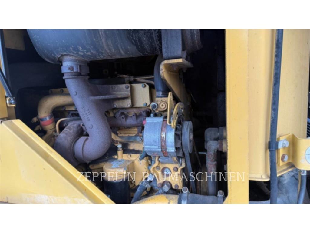 CAT 928G لوادر بعجل