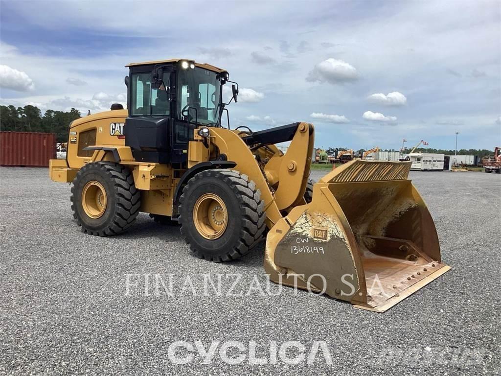 CAT 930 لوادر بعجل