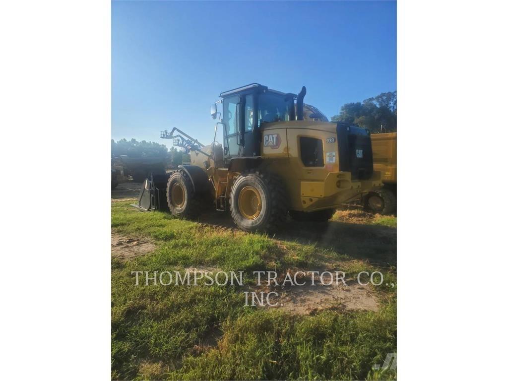 CAT 930 لوادر بعجل