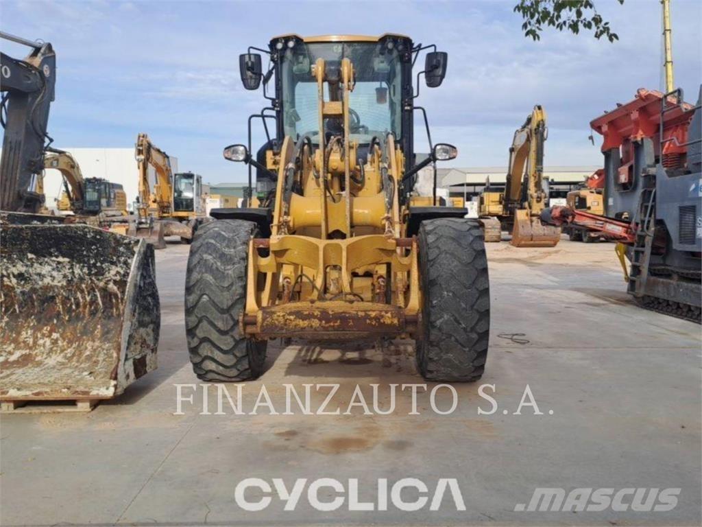 CAT 930M لوادر بعجل