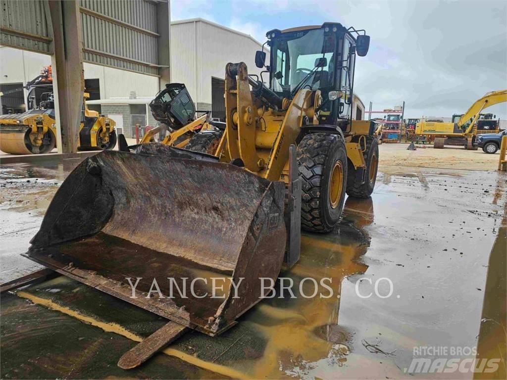 CAT 930M لوادر بعجل