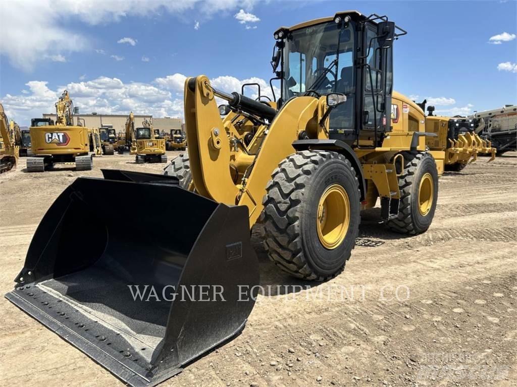 CAT 930M لوادر بعجل