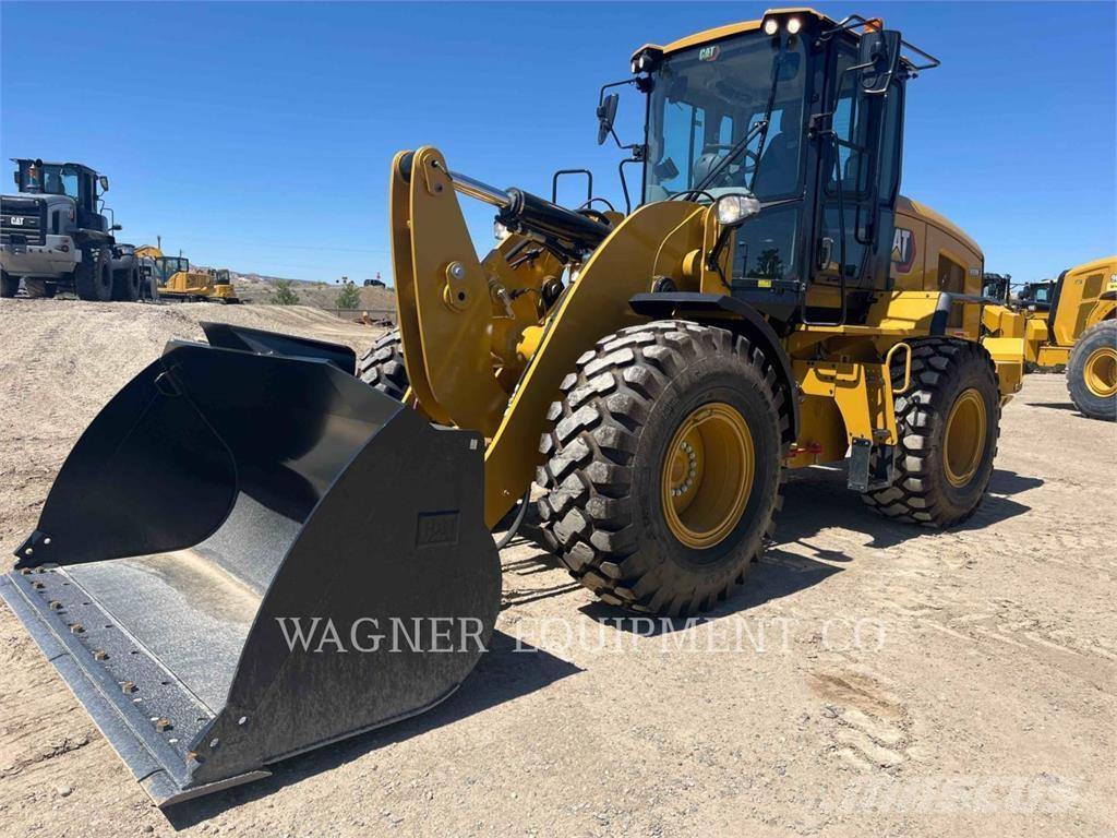 CAT 930M لوادر بعجل