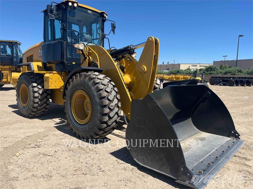 CAT 930M لوادر بعجل