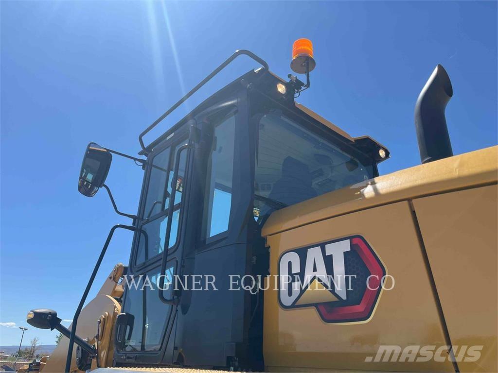 CAT 930M لوادر بعجل