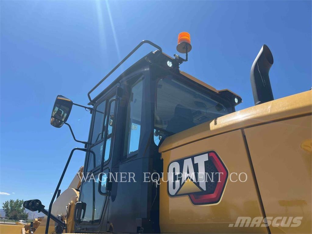 CAT 930M لوادر بعجل