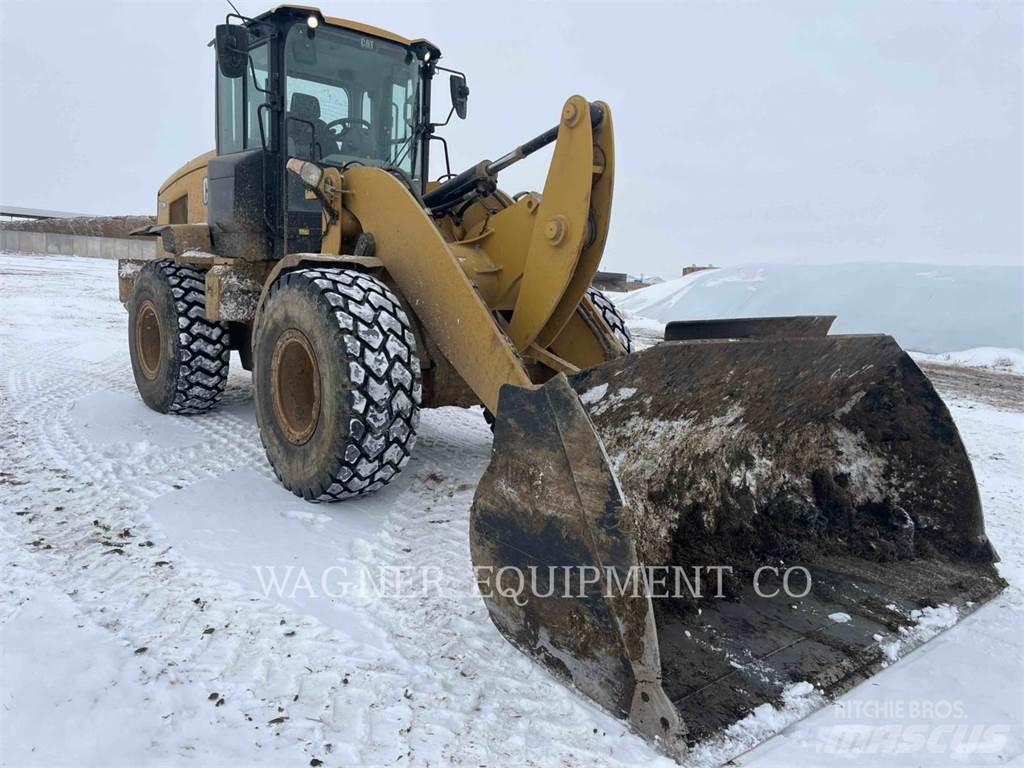 CAT 930M لوادر بعجل