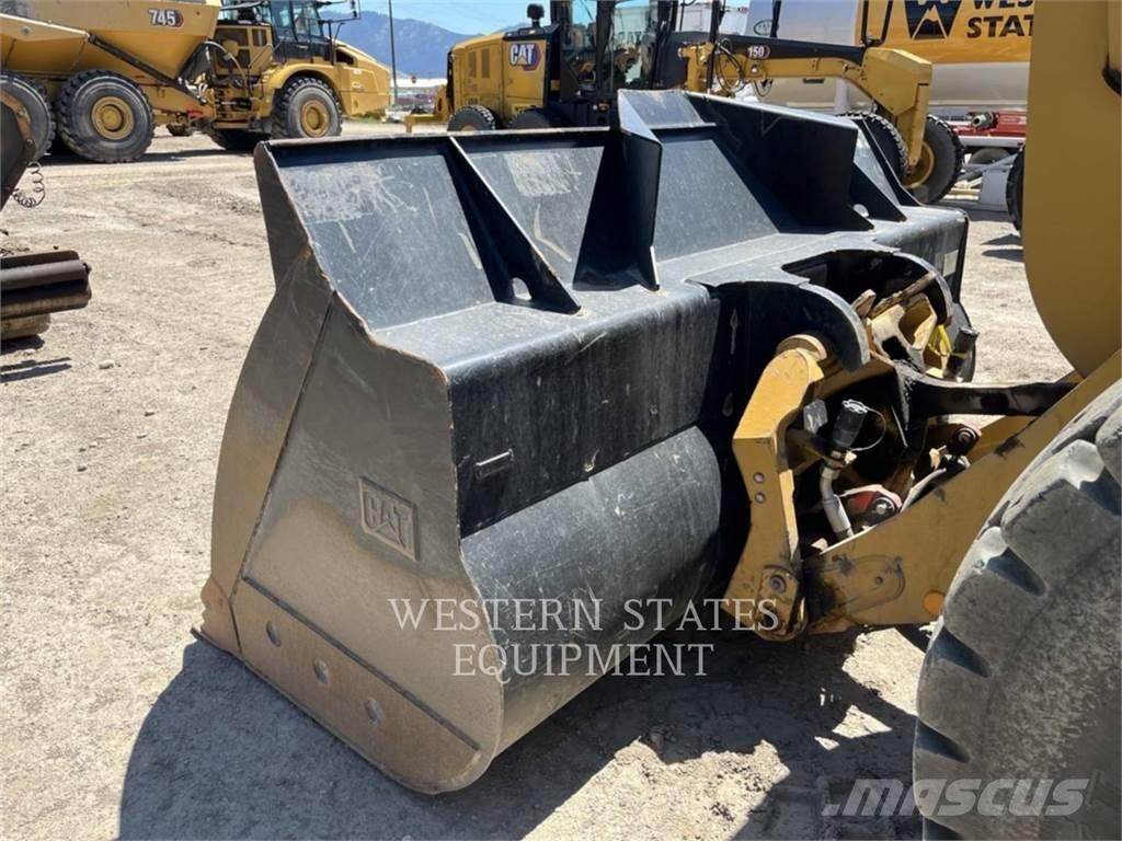CAT 930M لوادر بعجل