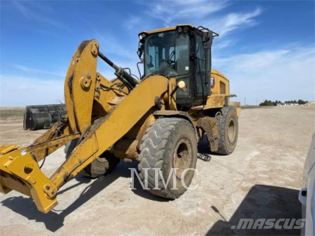 CAT 930M لوادر بعجل