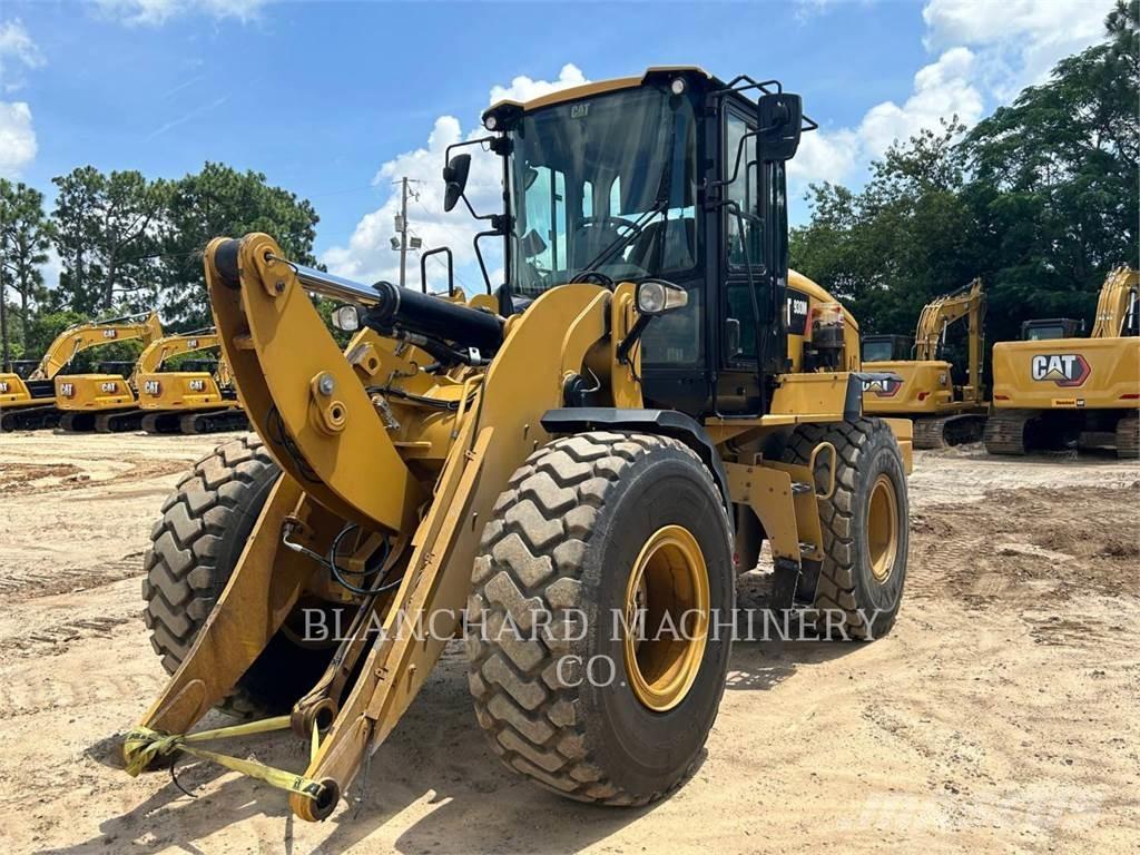 CAT 930M لوادر بعجل