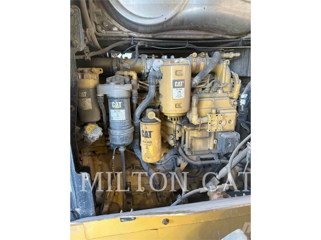 CAT 930M لوادر بعجل