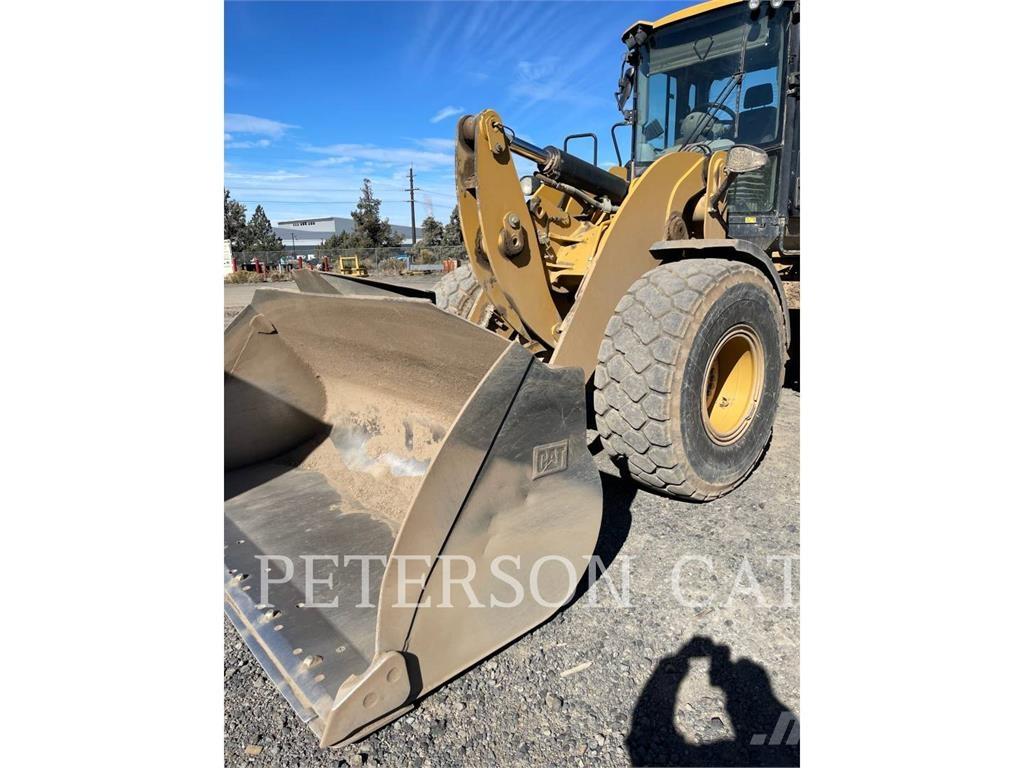 CAT 930M لوادر بعجل