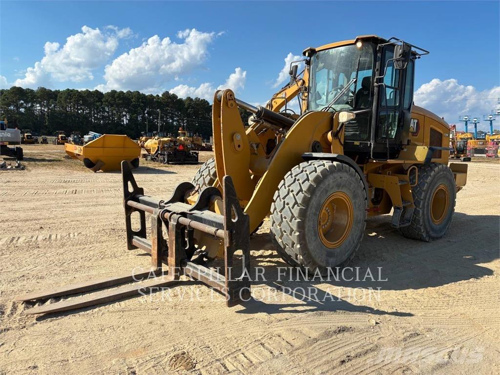CAT 930M لوادر بعجل