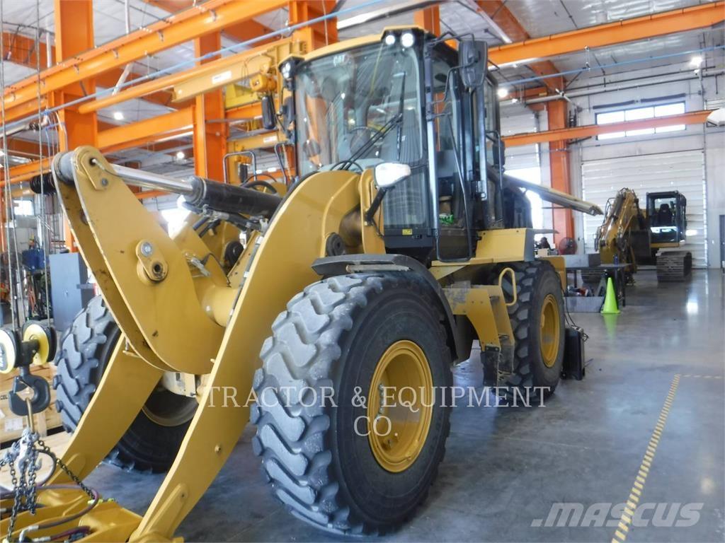 CAT 930M لوادر بعجل