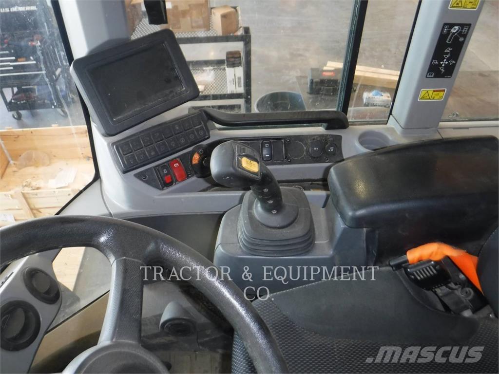 CAT 930M لوادر بعجل