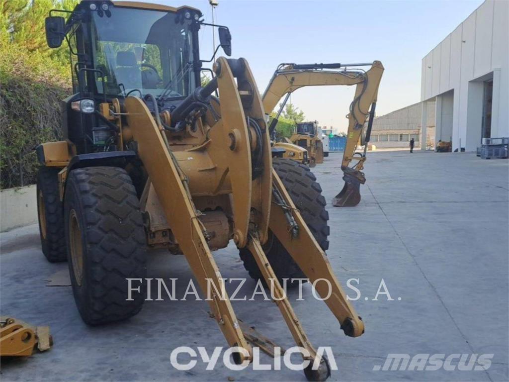 CAT 930M لوادر بعجل
