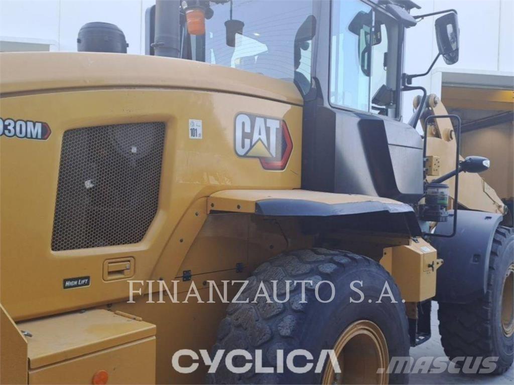 CAT 930M لوادر بعجل