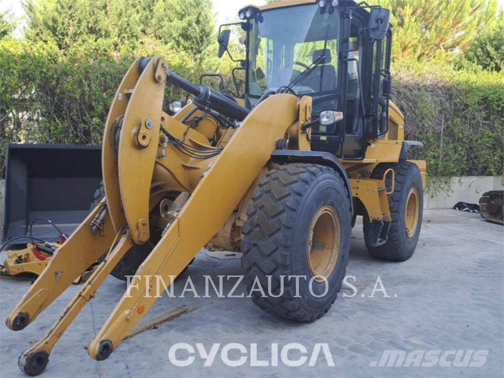 CAT 930M لوادر بعجل