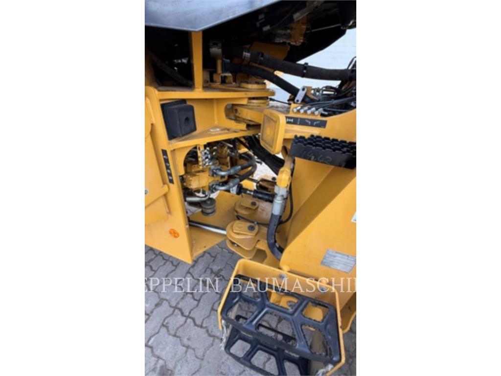 CAT 930M لوادر بعجل