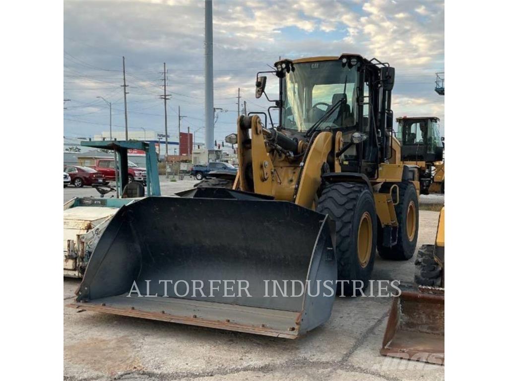 CAT 930M لوادر بعجل