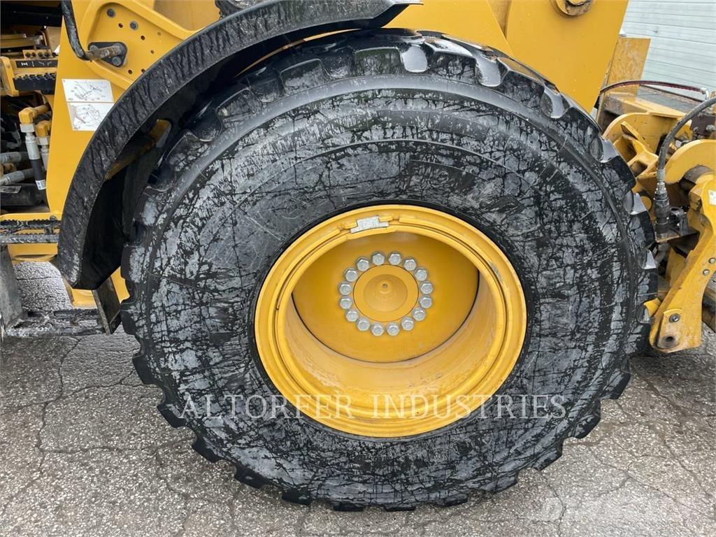 CAT 930M لوادر بعجل