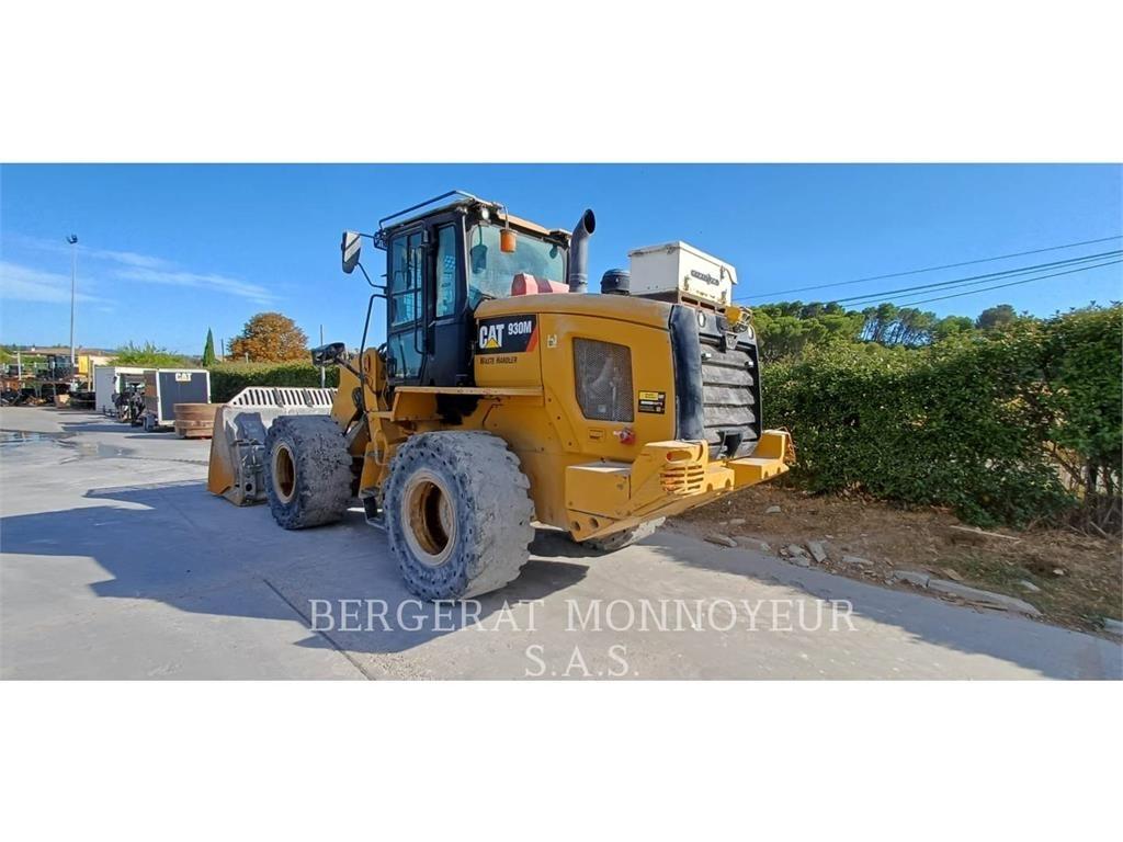 CAT 930M لوادر بعجل