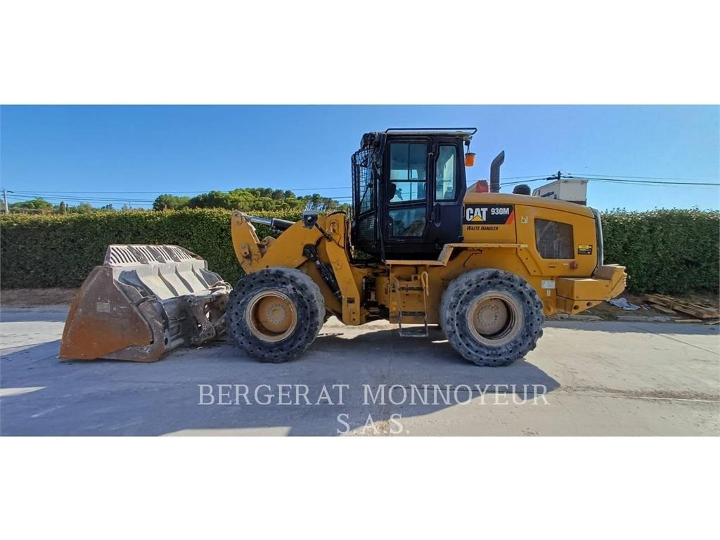 CAT 930M لوادر بعجل