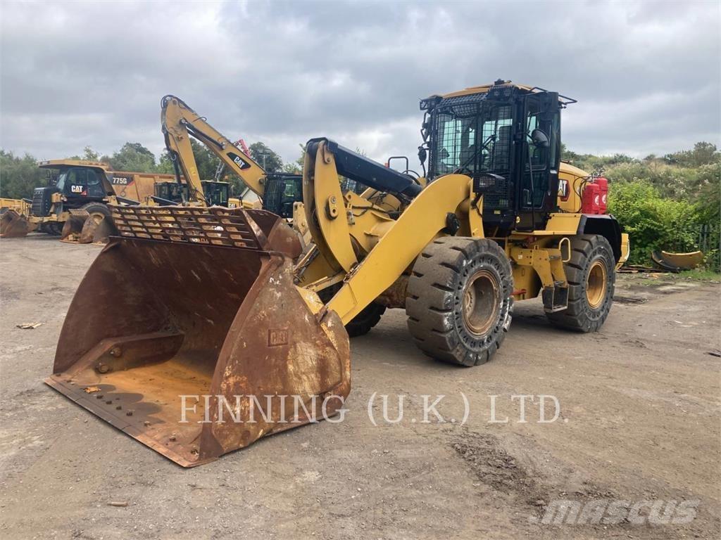 CAT 930M لوادر بعجل