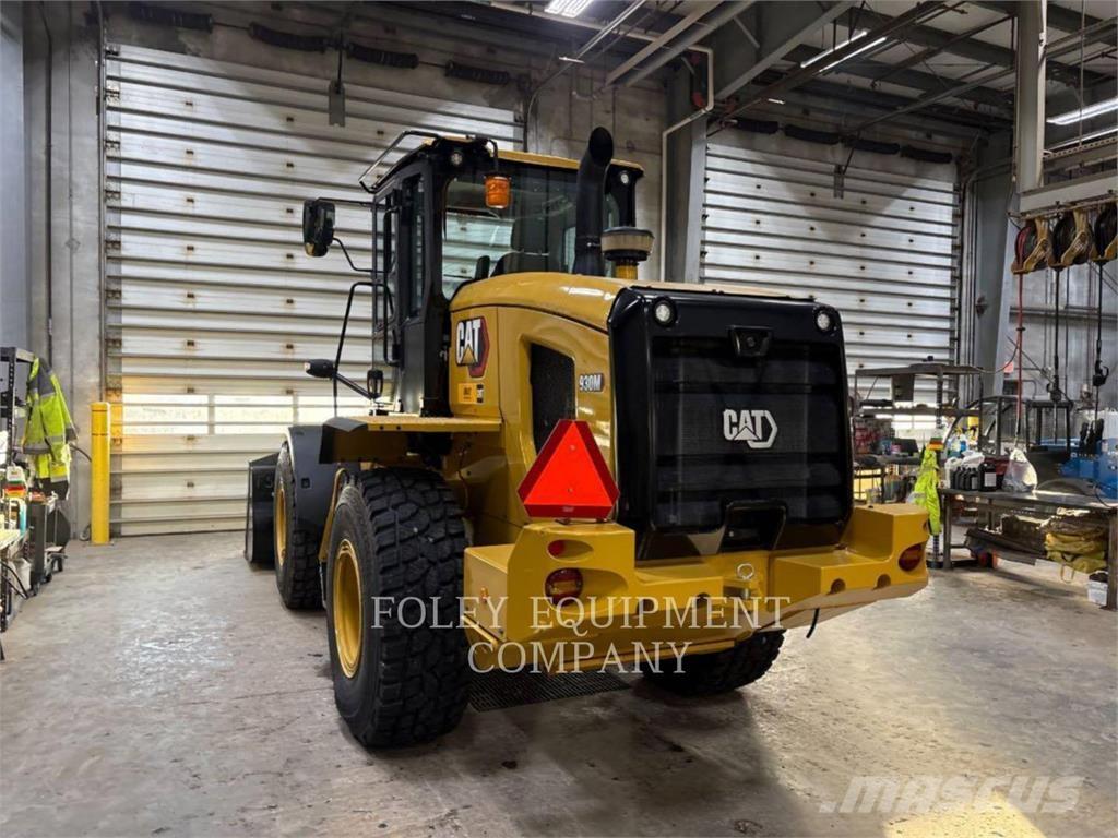 CAT 930M لوادر بعجل