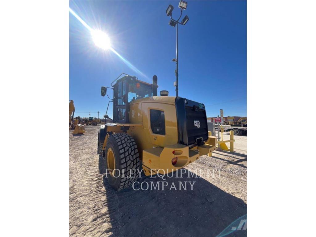 CAT 930M لوادر بعجل