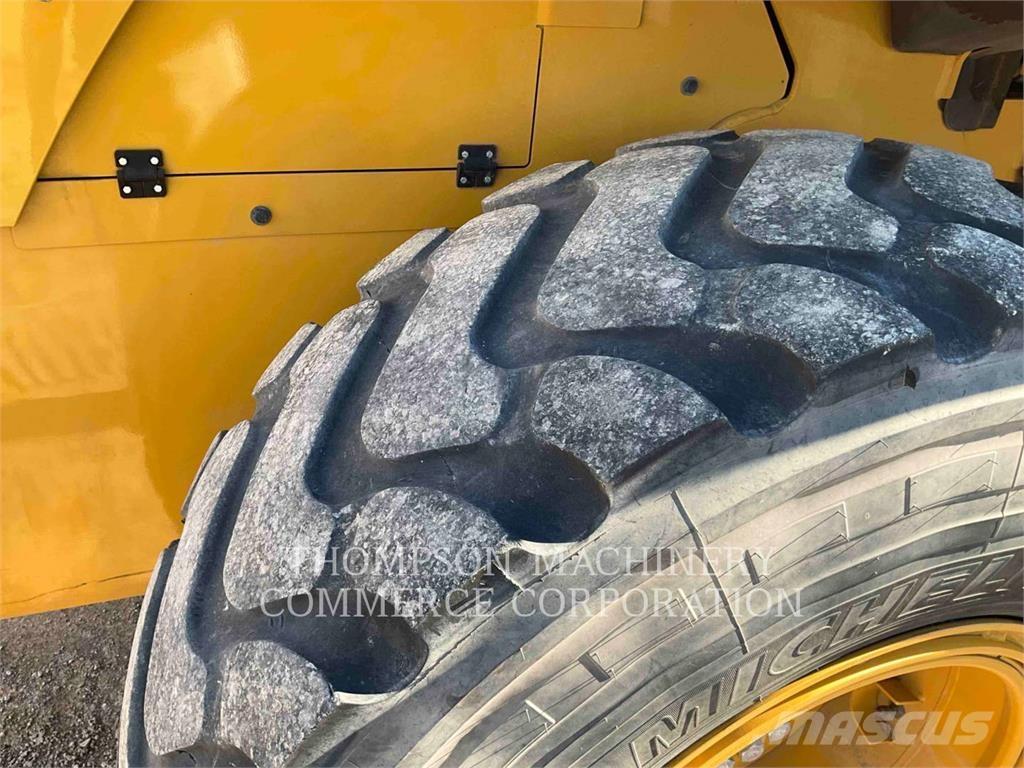 CAT 930M لوادر بعجل