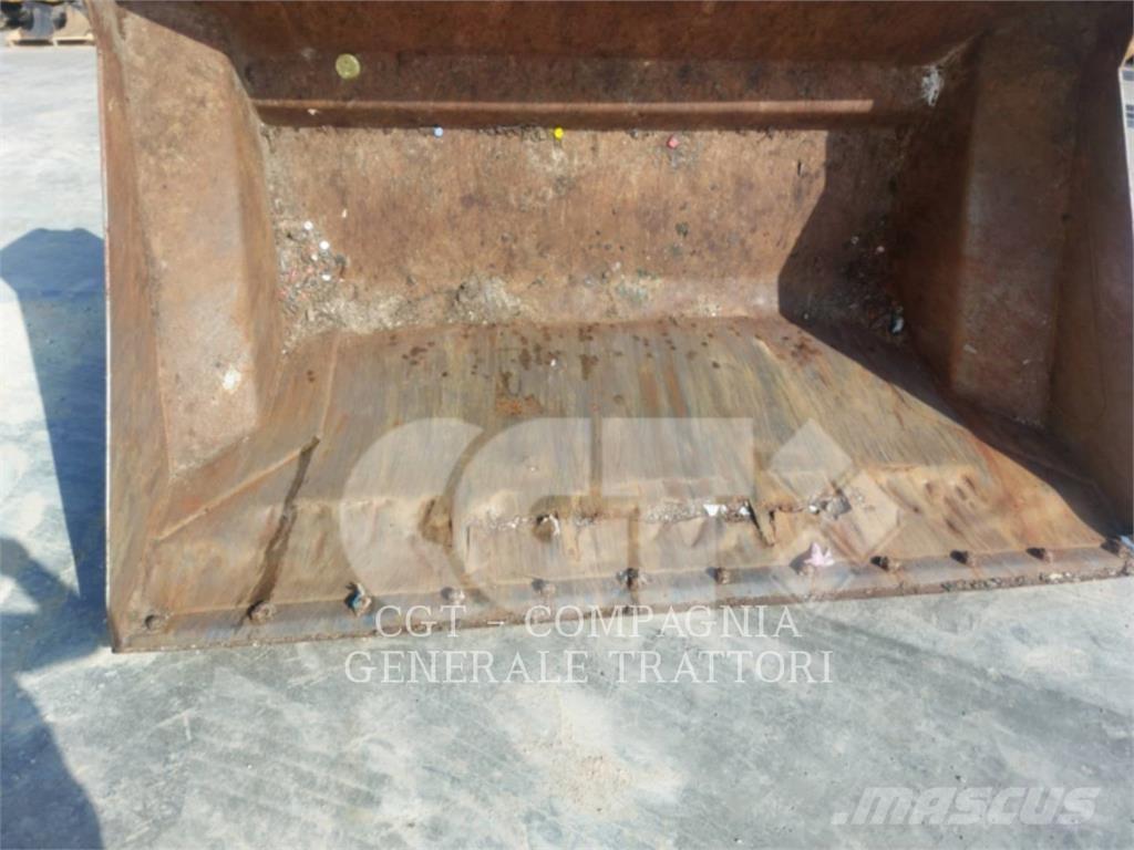 CAT 930M لوادر بعجل