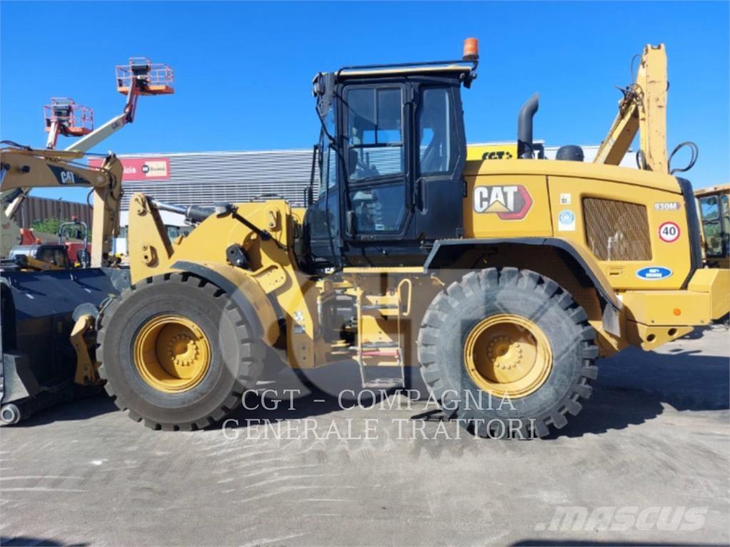 CAT 930M لوادر بعجل