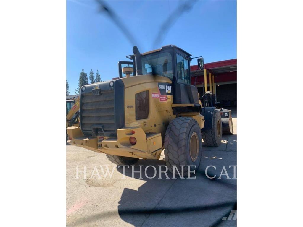CAT 930M لوادر بعجل