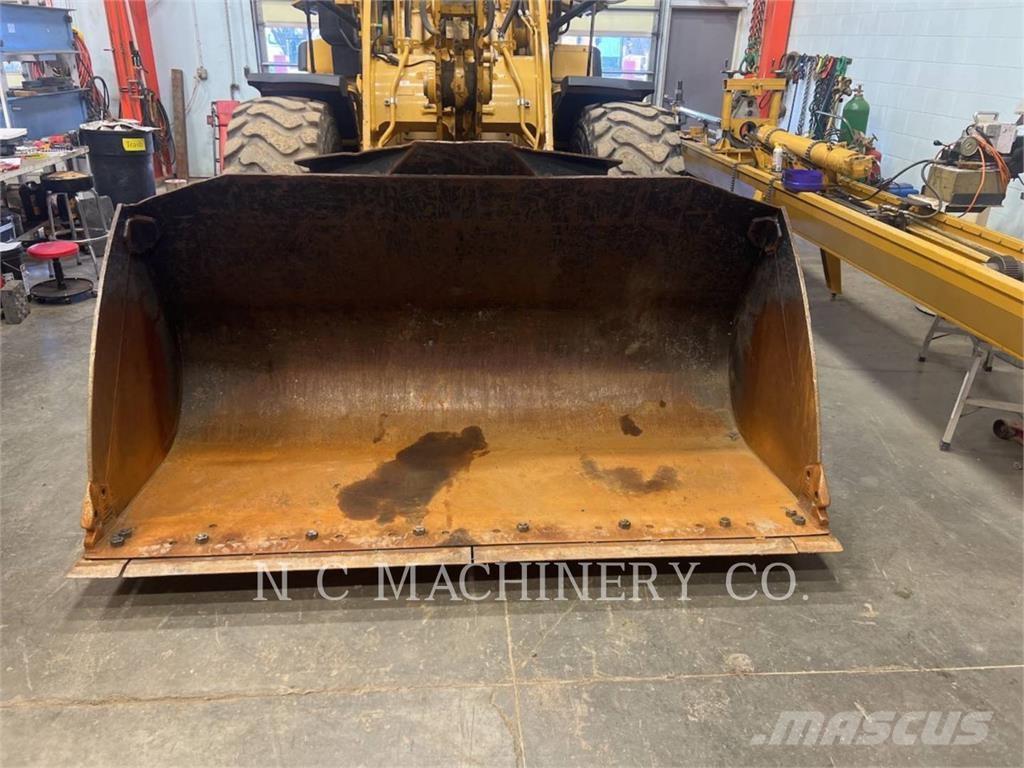 CAT 930M لوادر بعجل