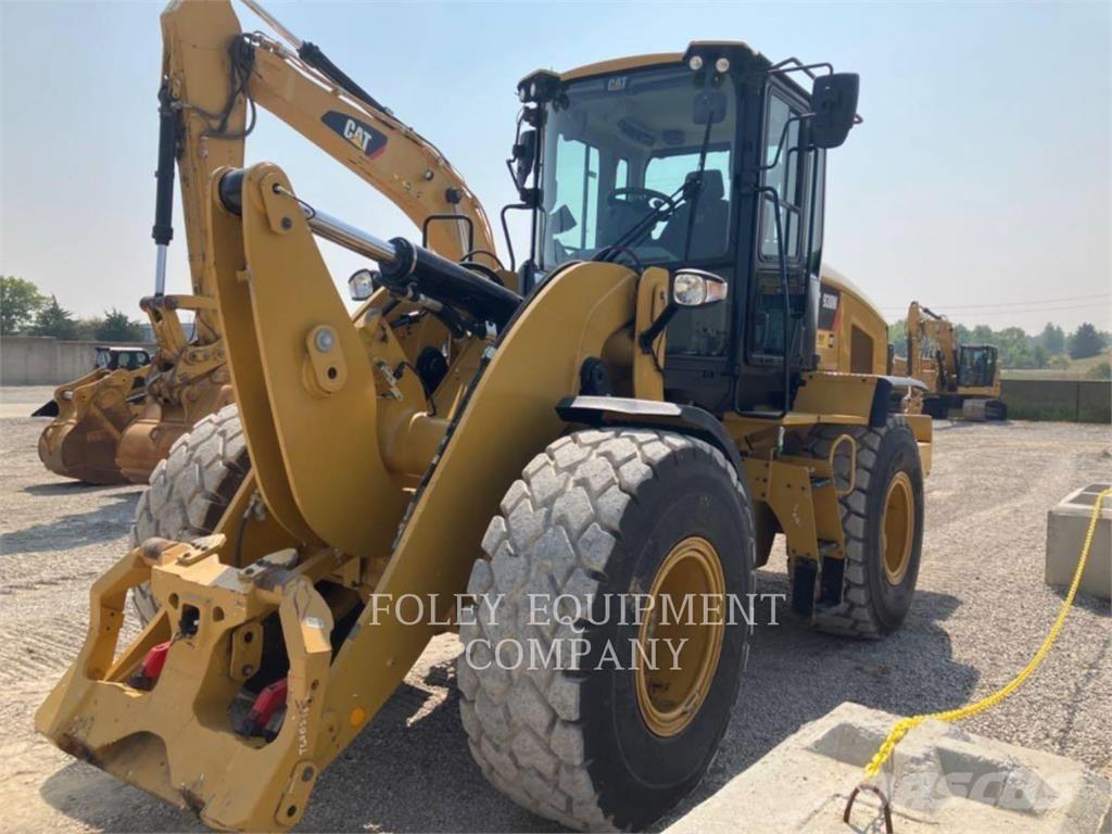 CAT 930M لوادر بعجل