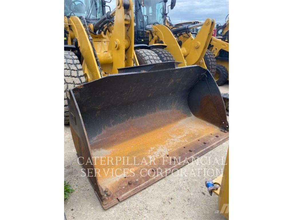 CAT 930M لوادر بعجل