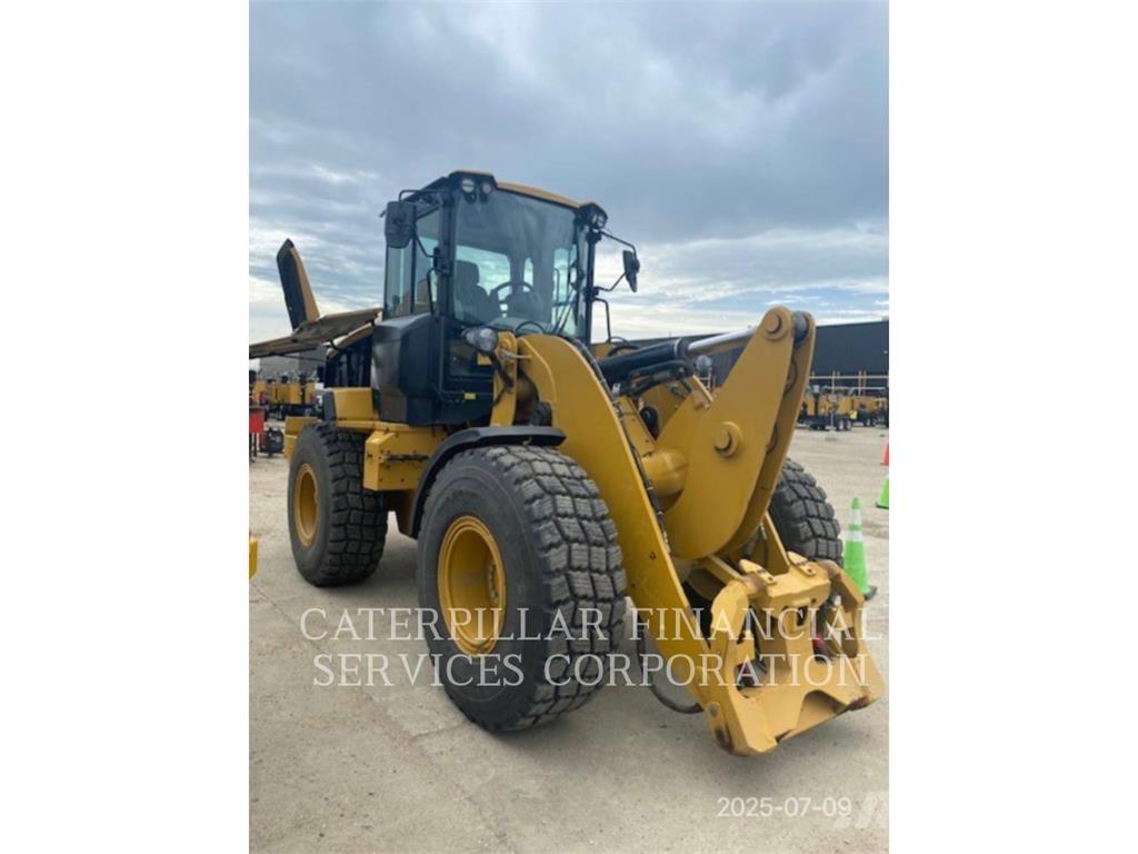 CAT 930M لوادر بعجل