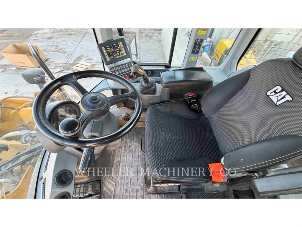 CAT 930M QC لوادر بعجل