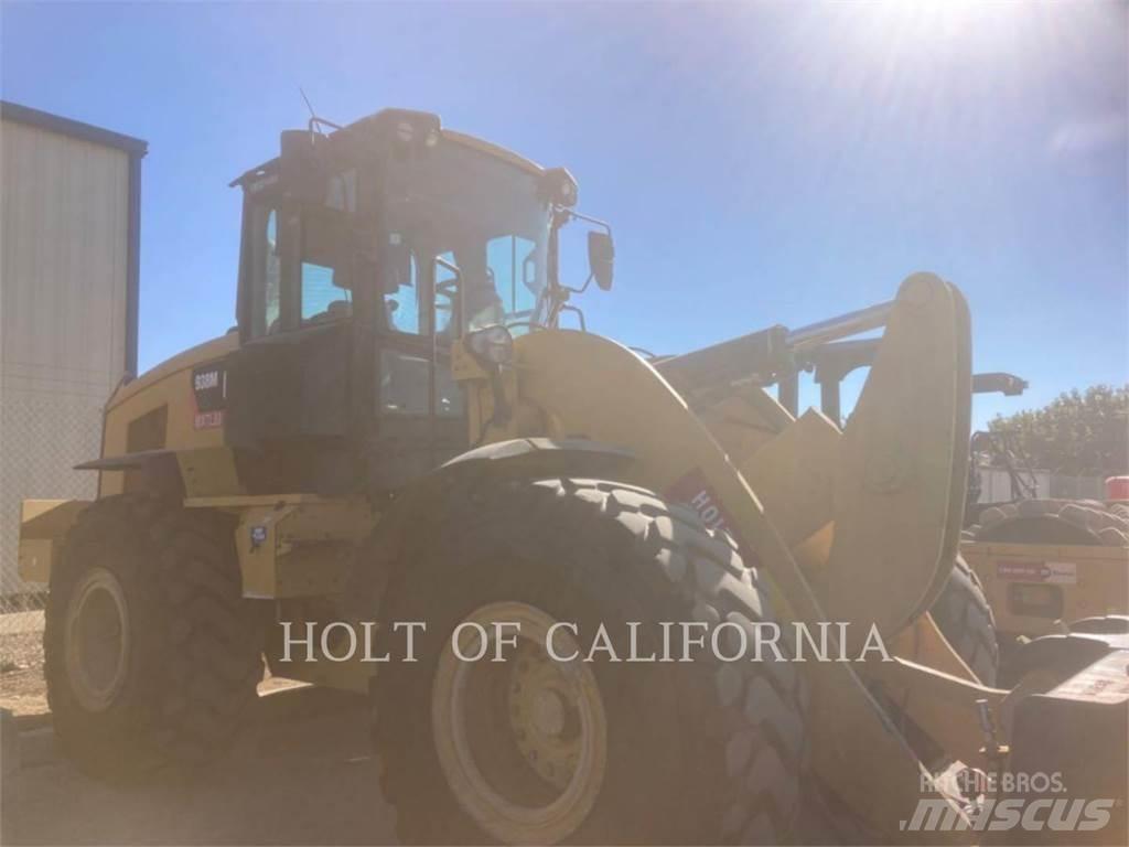 CAT 938 لوادر بعجل