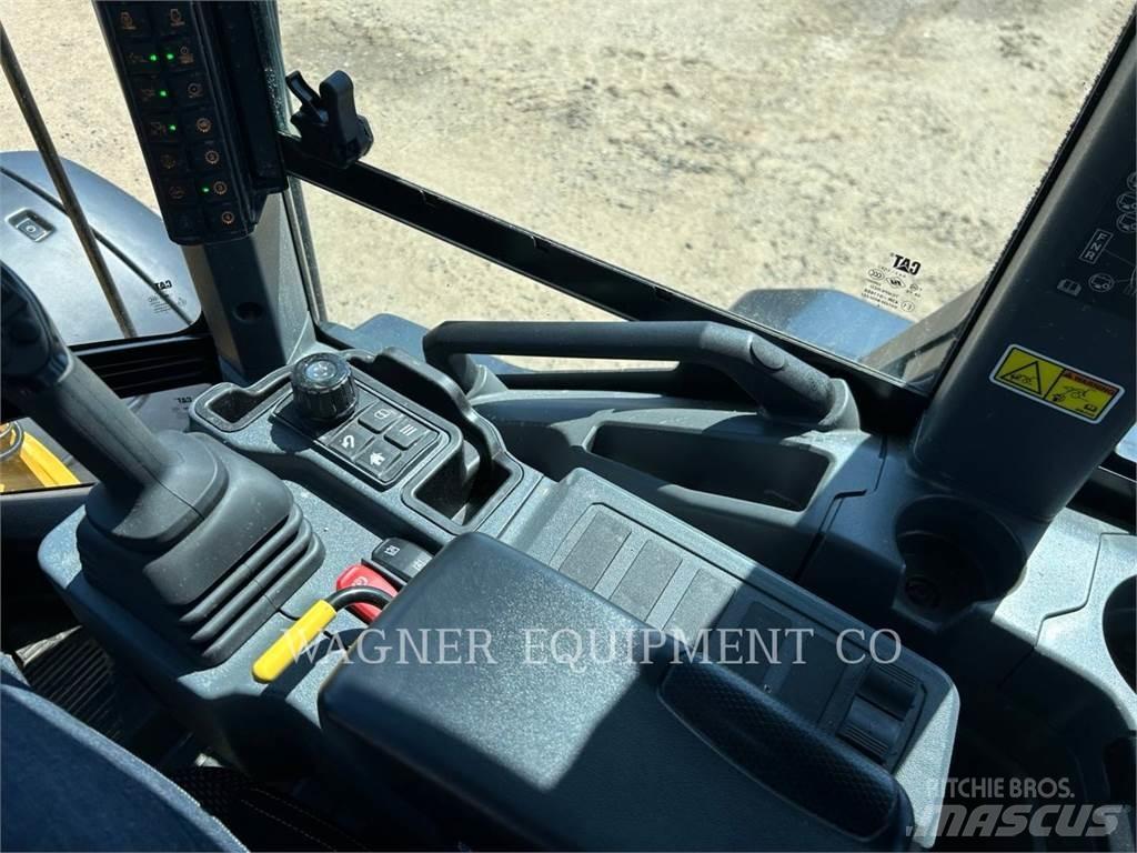 CAT 938 لوادر بعجل